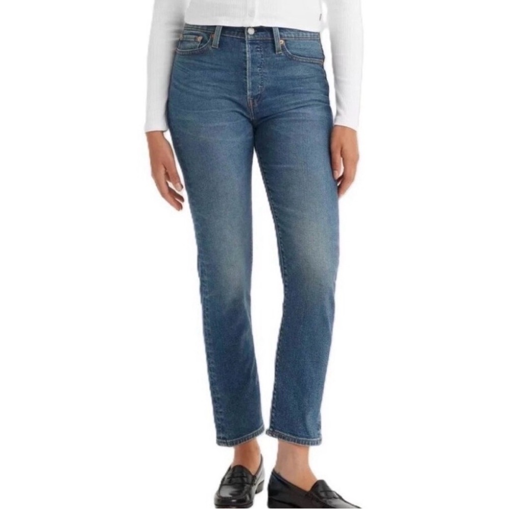 Levi's Women's Straight Leg Jeans in Medium Blue